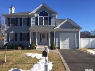 1225 Tuttle St, Holbrook, NY 11741-3823