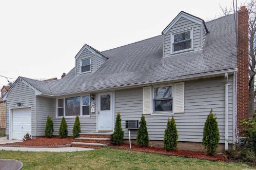 15 Hillcrest Dr, Westbury NY  11590-2447 exterior