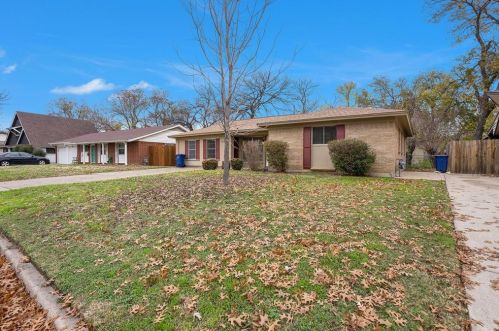 307 Robert St, Burleson TX  76028-5322 exterior
