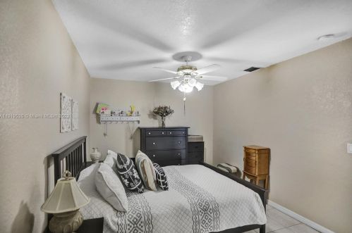 7215 15th Ave, Hialeah FL  33014-3805 exterior