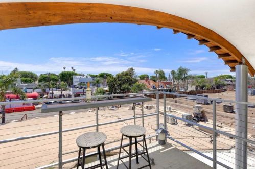 687 Coast Highway 101, Encinitas CA  92024-3578 exterior