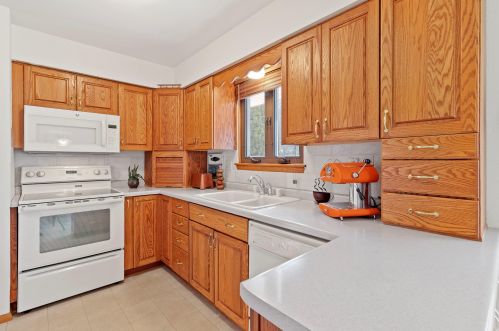 1427 Wanda Ave, Milwaukee, WI 53221-4312