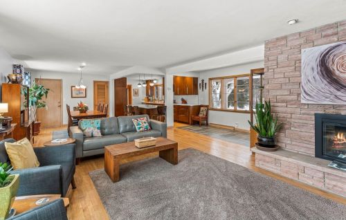 670 Heather Ln, Oconomowoc, WI 53066-2327