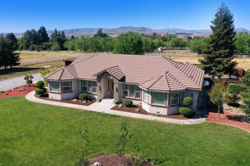 5890 Yuste Ln, Hollister CA  95023-9538 exterior