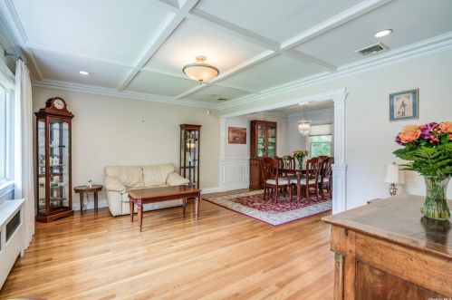 9 Doris Ct, Northport NY  11768-2000 exterior