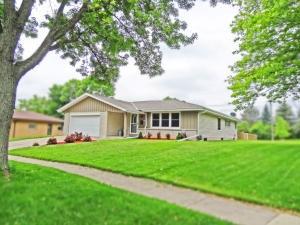 5159 Maplewood Dr, Greendale, WI 53129-1415
