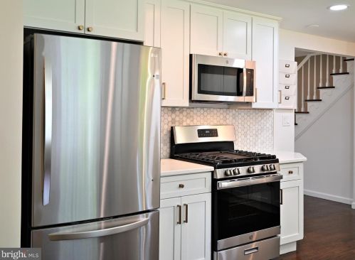 913 Lake Dr, Trenton NJ  08648-4003 exterior
