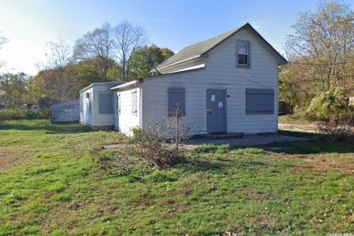 12 Clinton St, Center Moriches, NY 11934-1917