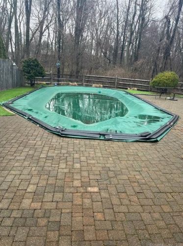 31 Oak Ridge Ln, Hartford CT  06107-3506 exterior