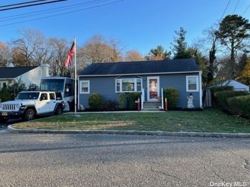 406 Old Farmingdale Rd, Babylon NY  11704-6424 exterior