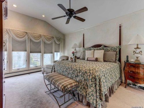 2563 Ocean Ave, North Bellmore NY  11710-3830 exterior