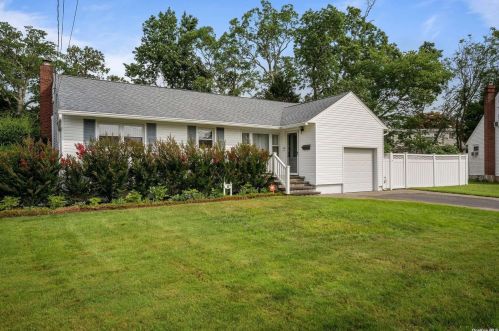 12 Pace Dr, Babylon, NY 11703-5117