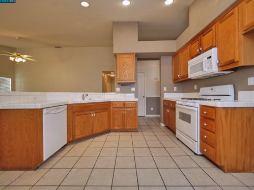 1062 Schadeck St, Manteca CA  95336-5956 exterior