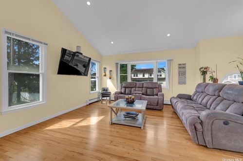 28 Oregon Rd, Babylon, NY 11704-3325