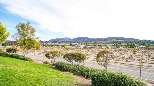 27117 Crossglade Ave, Santa Clarita CA  91351-3370 exterior