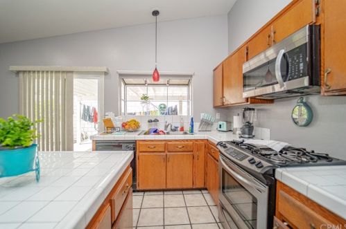 785 Award Dr, Colton CA 92324-2675 exterior