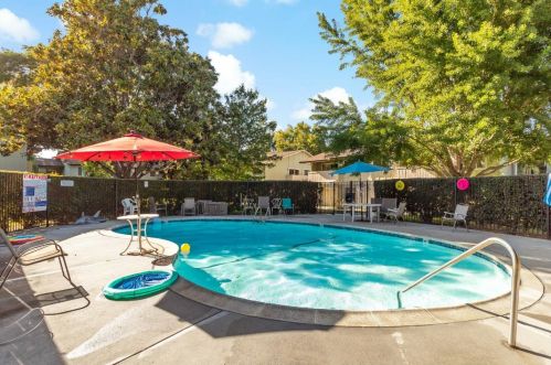 264 Whisman Rd, Mountain View CA  94041-1516 exterior