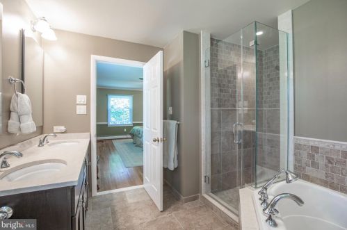 932 Queens Dr, Yardley PA  19067-4528 exterior