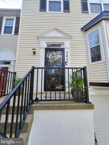 205 Crossing Rd, Fredericksburg VA  22406-7834 exterior