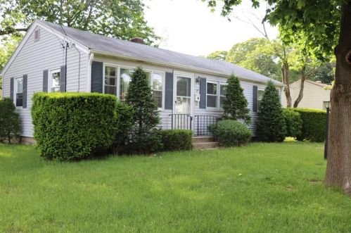 67 Buttonwoods Ave, Warwick, RI 02886-5205