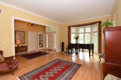 10108 Parkside Ct, Thiensville, WI 53092-6152