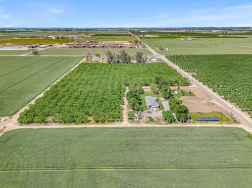 855 Mount Whitney Ave, Laton CA  93242-9724 exterior