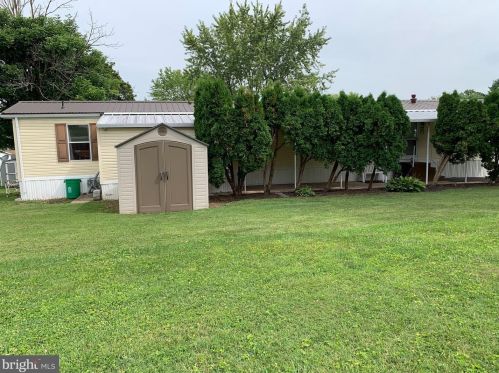 602 Parkwood Dr, Mount Wolf, PA 17347-8708