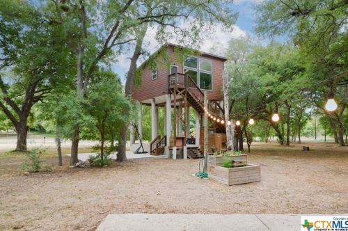 332 Deer Slayer Dr, Seguin, TX 78155-6945