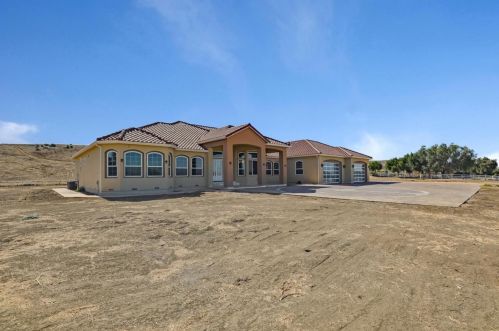 721 Riverside Rd, Hollister, CA 95023-9105