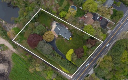 338 Elwood Rd, Elwood NY  11731-2215 exterior