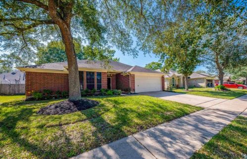 1804 Oak Hollow Dr, Pearland, TX 77581-6176