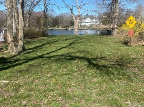 22 Wesley St, Center Moriches, NY 11934-3718