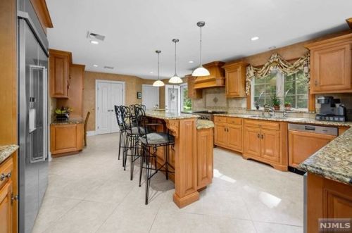 30 Oak Dr, Upper Saddle River NJ  07458-2132 exterior