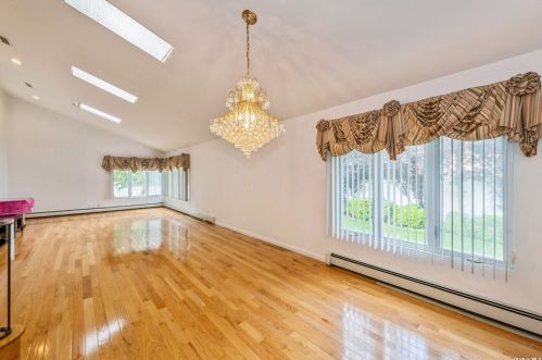 134 Old Courthouse Rd, New Hyde Park NY  11040-1227 exterior