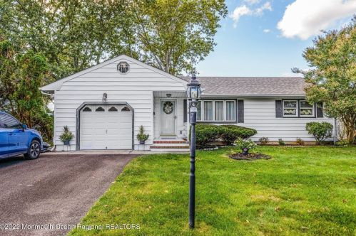 53 Crest Dr, Bricktown, NJ 08724-2705