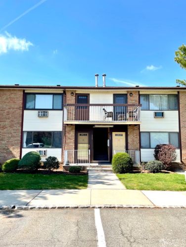 112 Cricket Ln, Woodbridge, NJ 07095-1504