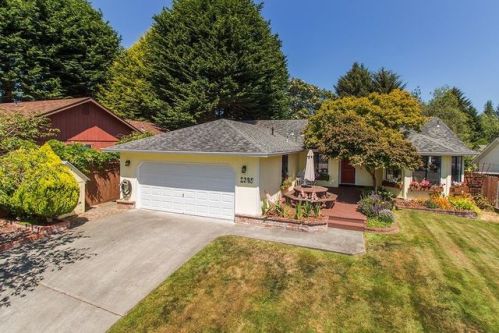 2385 Meadow Ct, Mckinleyville, CA 95519-4212