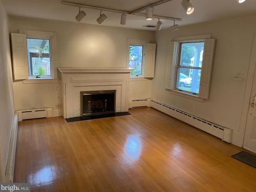 2827 Meadow Ln, Falls Church VA  22042-2320 exterior