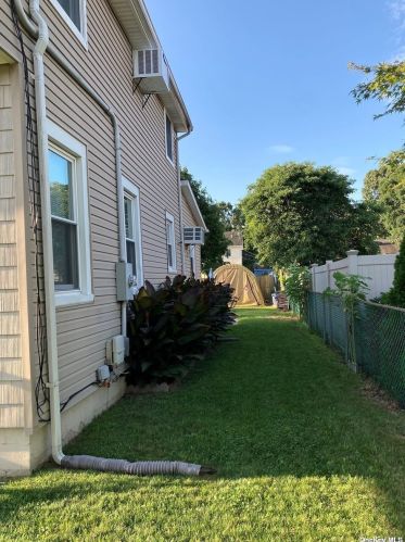 92 Pine St, Islip Manor NY  11751-2227 exterior