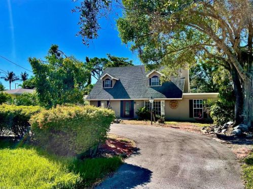 2453 10th St, Naples, FL 34103-4509