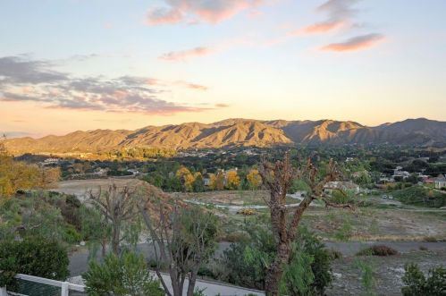 26945 Brooken Ave, Santa Clarita CA  91387-3904 exterior