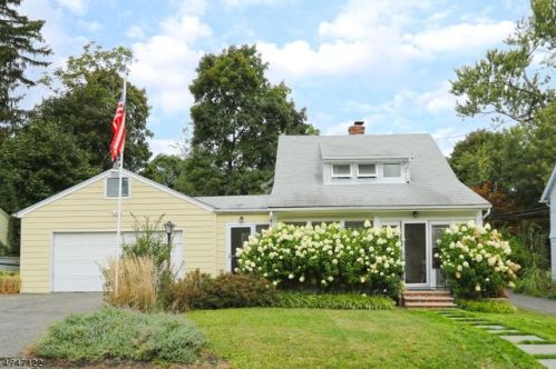 8 Dobbs St, Bernardsville, NJ 07924-2508