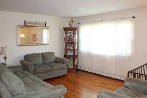 23 Surrey Rd, Chester, NY 10918-1123