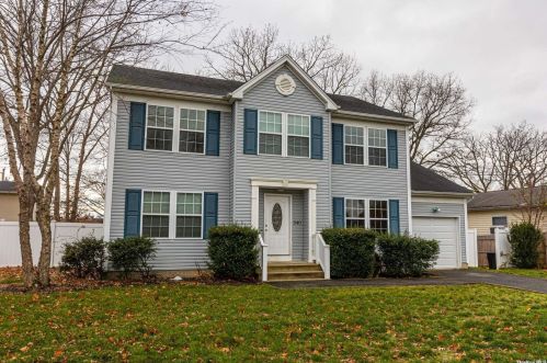 340 45th St, Copiague NY  11726-1017 exterior