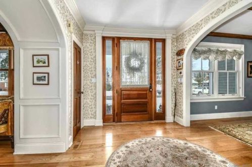 24 Ellen St, Bethpage, NY 11714-2910