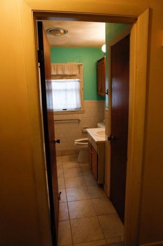 28 Manor Dr, South Kingstown RI  02882-5412 exterior