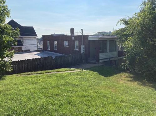 700 3rd St, Jeannette, PA 15644-1421