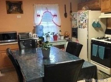 33 Ludlam Ave, Floral Park, NY 11003-2107