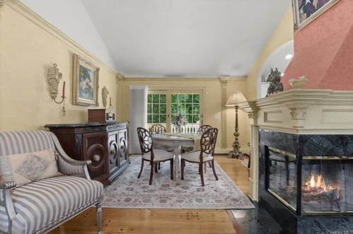 471 Bonnie Ct, Yorktown Hgts NY  10598-2001 exterior