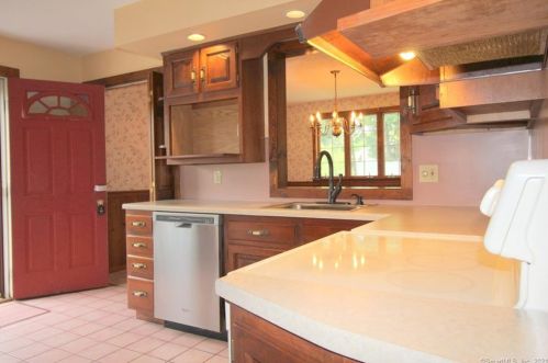 3 Dean Dr, Wallingford CT  06492-3215 exterior